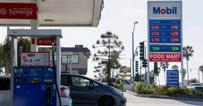 Gas prices jump to $4.39 per gallon as Iran war drags on