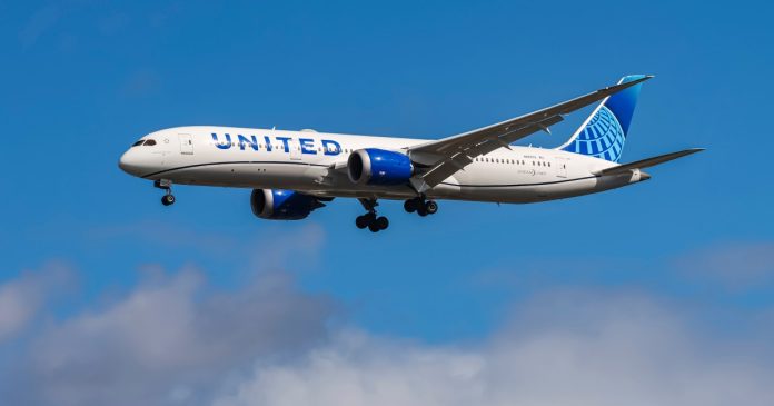 United Airlines passenger allegedly assaulted flight attendant, tried to get into cockpit