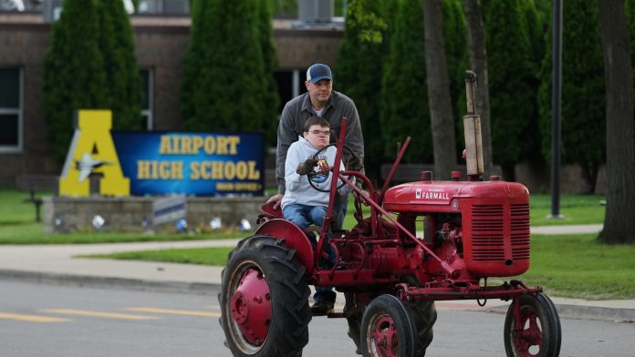 Michigan seniors arrive at school in style on Tractor Day