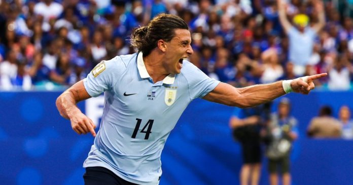 Canobbio aparece sobre el final del primer tiempo y adelanta a Uruguay con un toque sutil