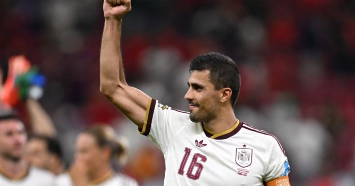 Pau Cubarsí, Luis de la Fuente, Fabián Ruiz y Agustín Canobbio tras el España vs Uruguay