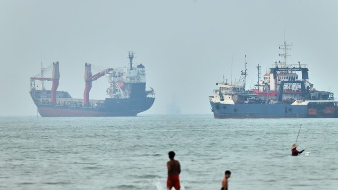 Oil prices ease after US and Iran pause their attacks