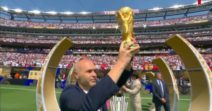 Iniesta, Kempes, Alcaraz y Hoyeon presentan la Copa del Mundo