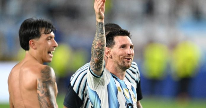canta “La cumbia de los trapos”con la afición argentina tras el pase a 8vos