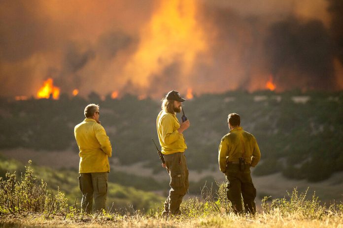 Growing Colorado wildfire chases residents from ranches