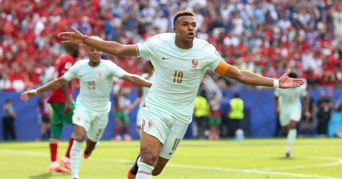 France steamrolls another opponent, cruises into semifinals