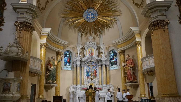 Latin Mass, but faithful to the pope: A Minnesota church shows a different way during schism crisis