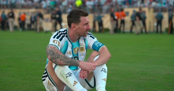 ¿El final de una gran historia? Lionel Messi en el pasto observa con melancolía la caída en la final
