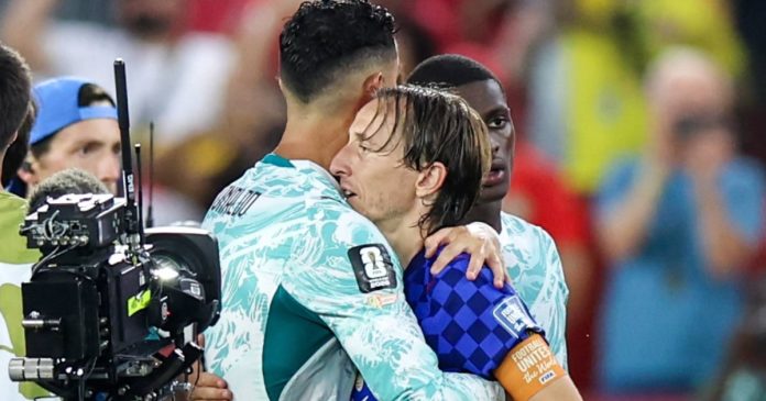 el abrazo con CR7, consuelo a sus compañeros y el adiós a la leyenda