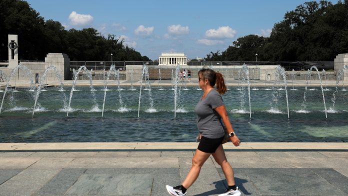 World War II Memorial in DC vandalized with bubbles, graffiti