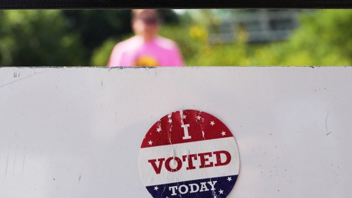 A federal prisoner with no clear ties to Alaska advances in primary