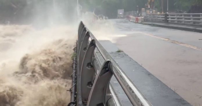 Hawaii flooded by Lala with thousands without power