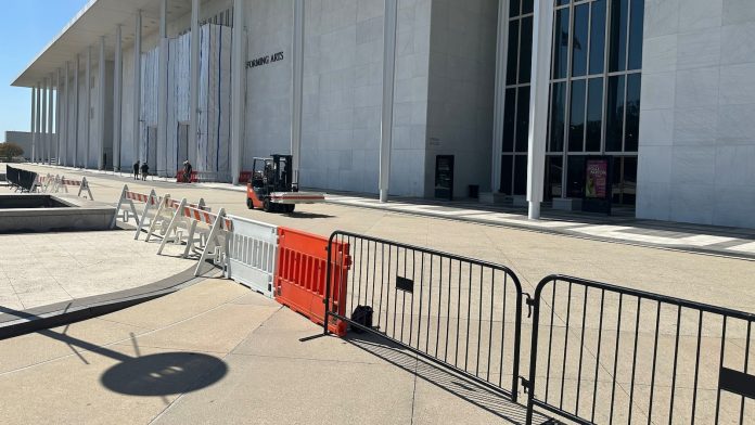 Fencing goes up around the main Kennedy Center building after Trump-aligned board votes to close it