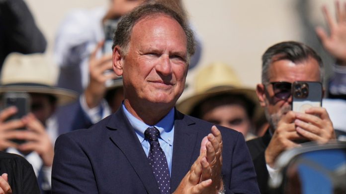 Alito steps aside in a major climate case after scrutiny over oil stock holdings