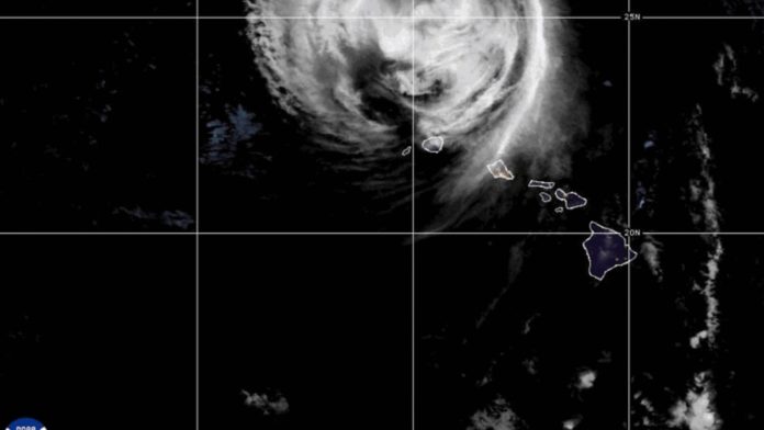 Hawaii's western islands hit by fierce winds and heavy rain from Hurricane Lowell