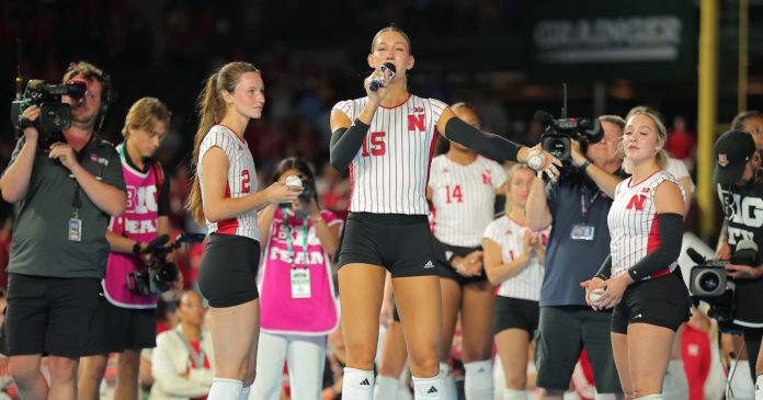 College volleyball players keep Wrigley Field crowd entertained during game-ending delays